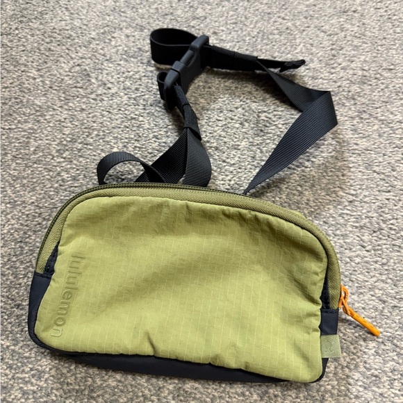 Lululemon athletica Green Mini Belt Bag 0.7L Unisex - Picture 3 of 6